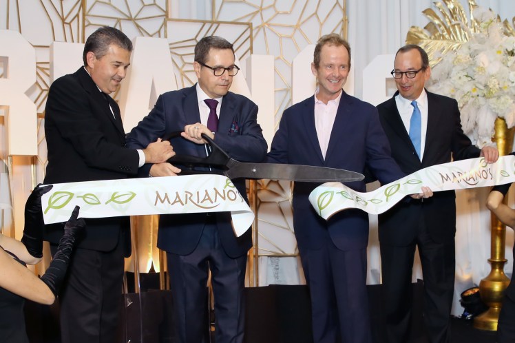 store-director-joe-pecoraro-bob-mariano-alderman-tom-tunney-and-deputy-mayor-steve-koch-cut-the-ribbon